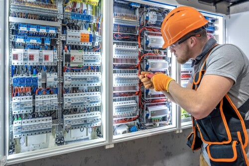 imgi_10_male-electrician-working-electrical-panel-male-electrician-overalls_169016-67274-1.jpg