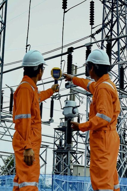 OnSite_Training_Engineers_Use_Thermometer.jpeg