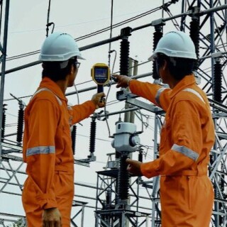 OnSite_Training_Engineers_Use_Thermometer